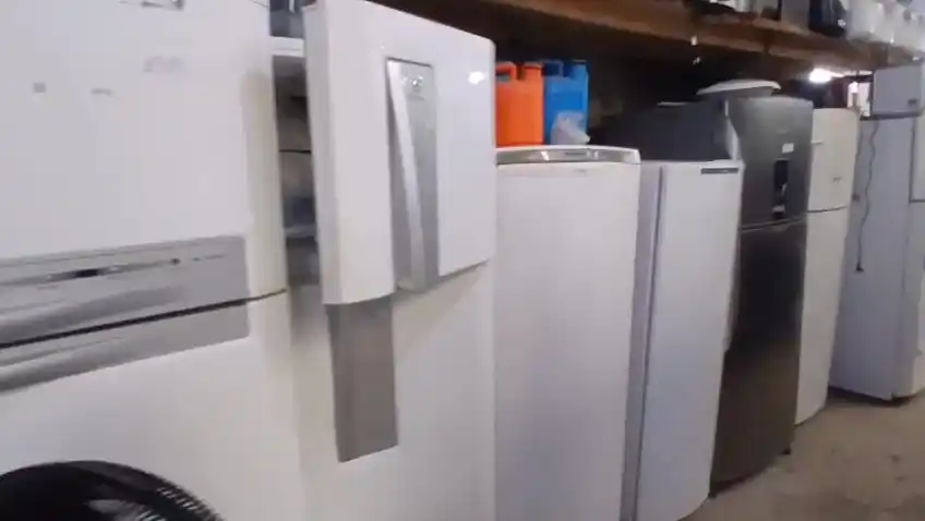 Eletrodomésticos coletados — geladeira e freezer para descarte em Porto Alegre